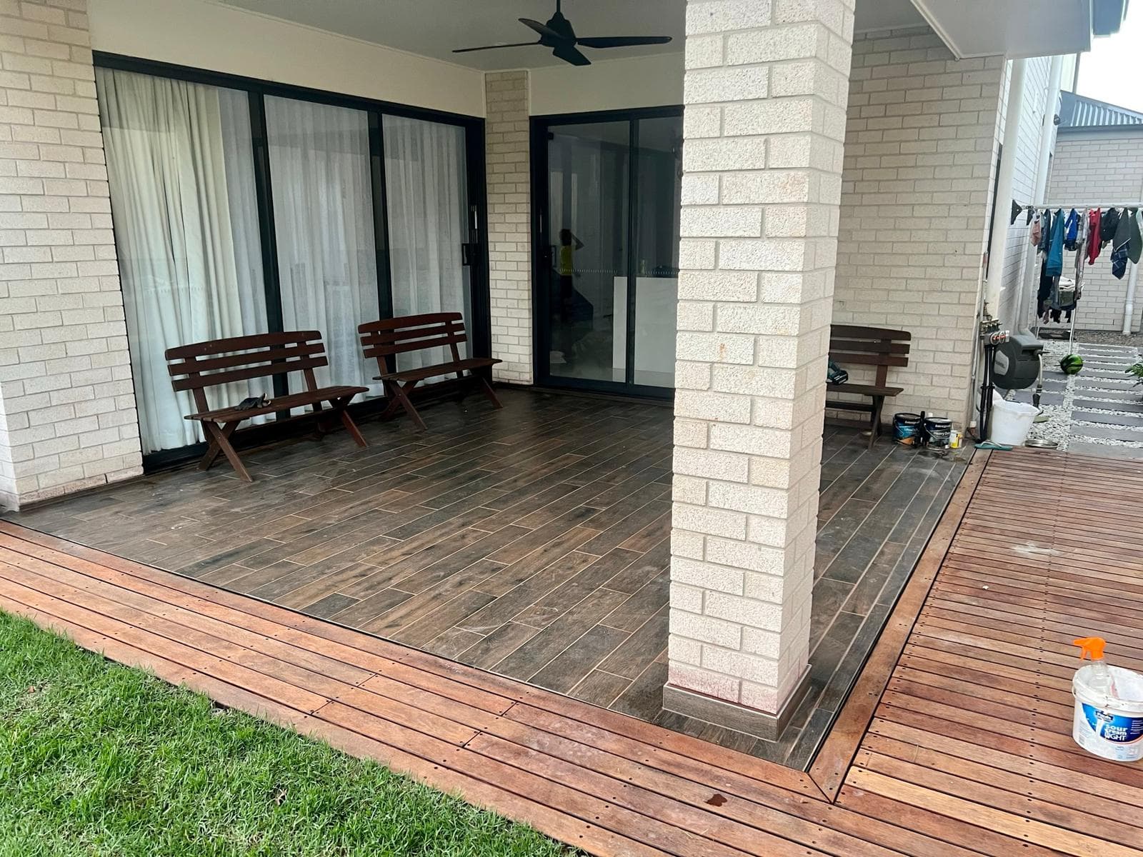 Tiled outdoor alfresco living space