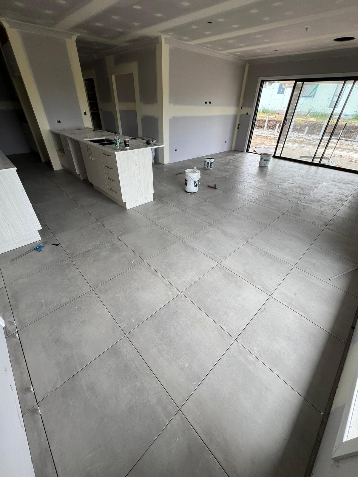Tiled living space in an apartment with floor and wall finish