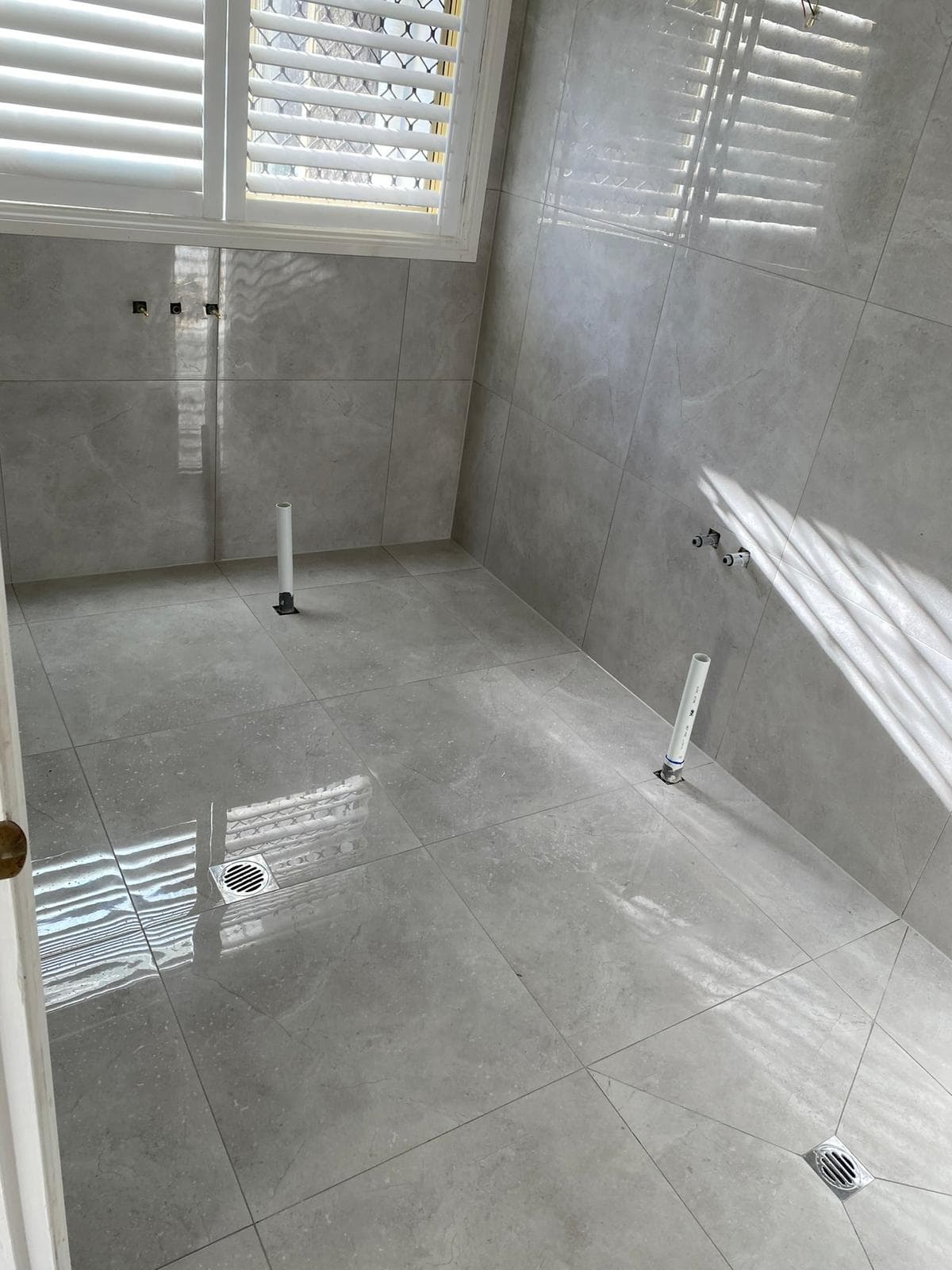 Shower with tiled wall niches and floor drain