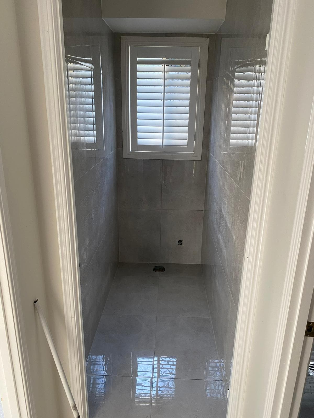 Small toilet room with wall and floor tile